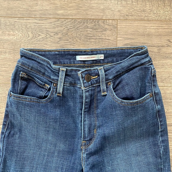 EUC Levi’s 721 High Rise Skinny - Picture 4 of 5